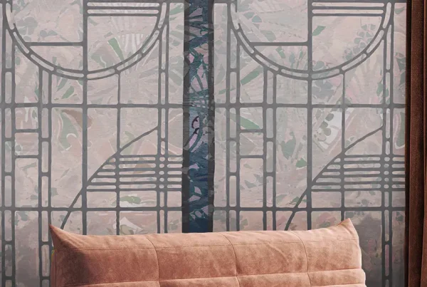 DIVANO LIGNE ROSET CON CARTA DA PARATI ARCUM DI NOMASS E WALLPEPPER GROUP