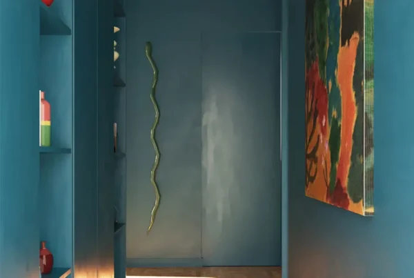 INGRESSO OTTANIO CON OPERE D'ARTE E SCULTURA SERPENTE IN CERAMICA, LAMPADARIO HAY